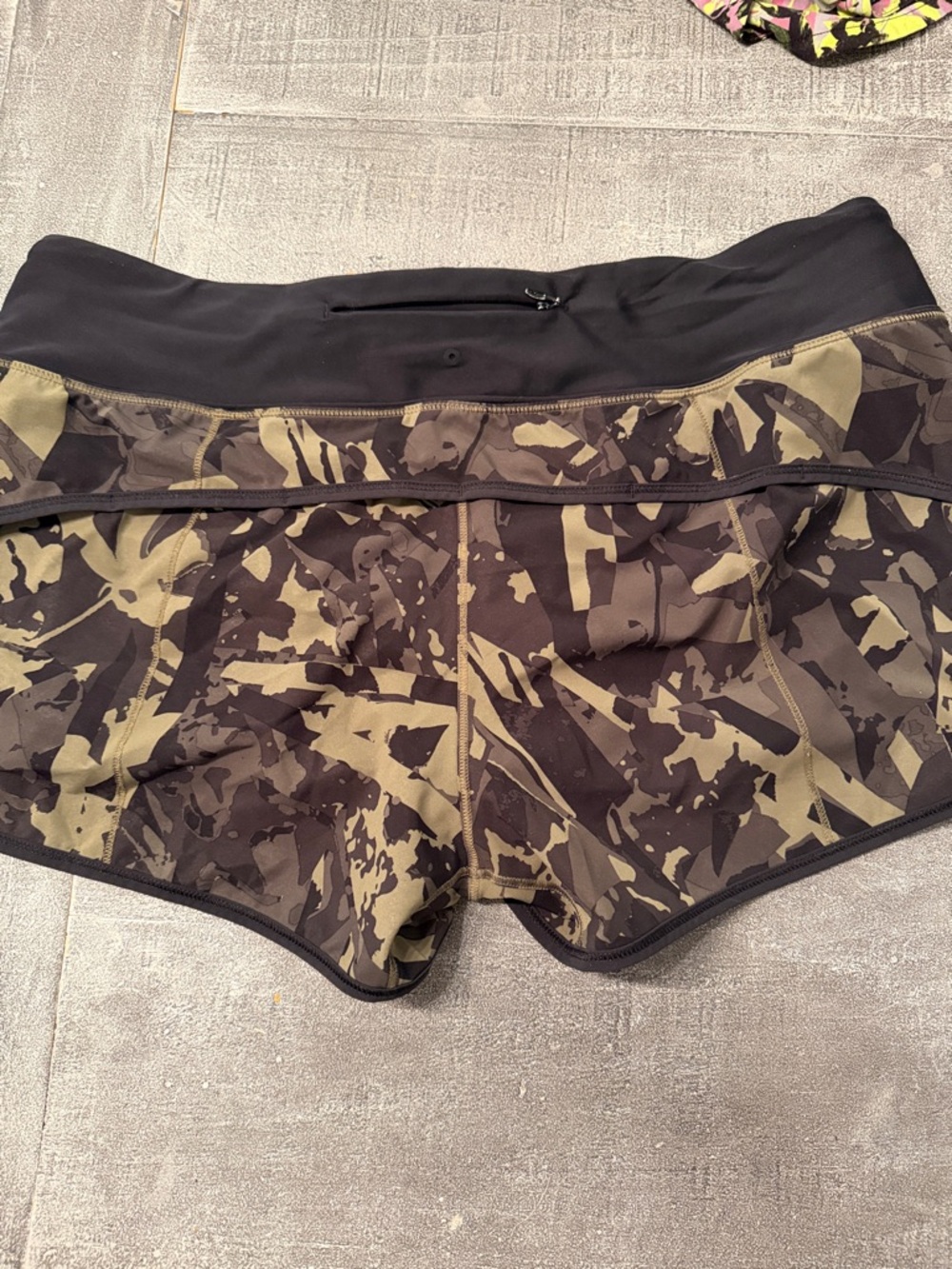 Lululemon H2O Olive Camo Speed up  Shorts with Black Waistband - Picture 3 of 3